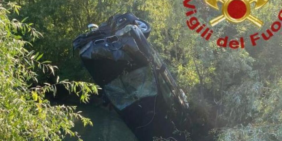 Drammatico incidente in Veneto, auto sbanda nel canale: morti due ...