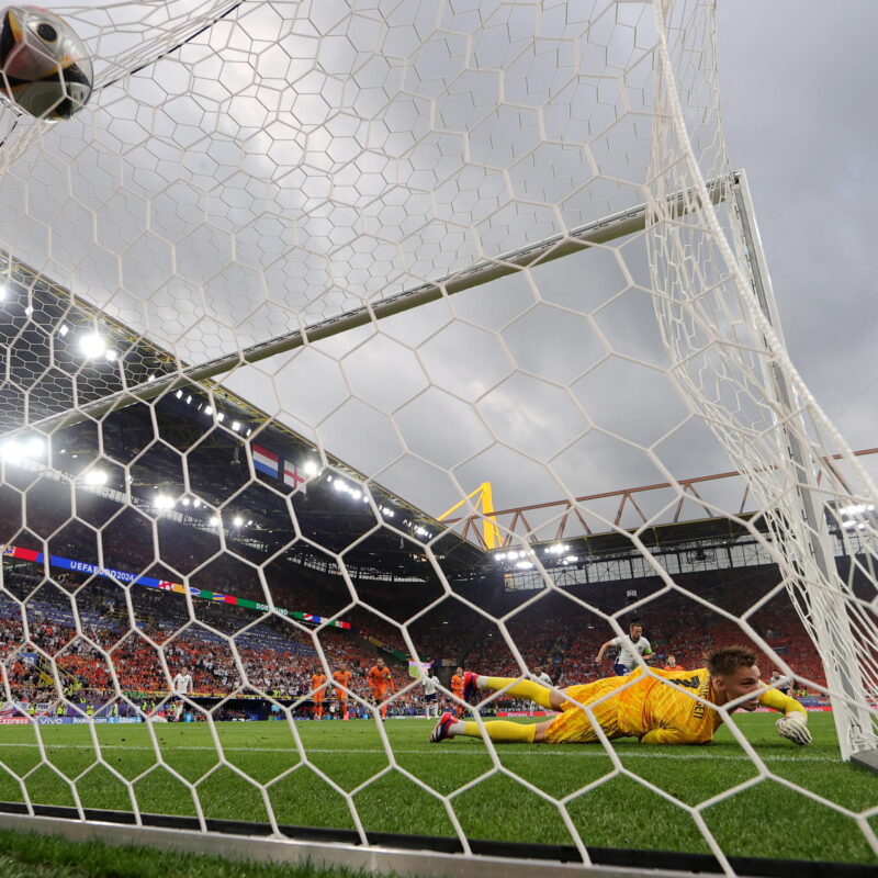 epaselect epa11471084 Harry Kane of England beats goalkeeper Bart Verbruggen of the Netherlands to score the 1-1 during the UEFA EURO 2024 semi-finals soccer match between Netherlands and England, in Dortmund, Germany, 10 July 2024. EPA/CHRISTOPHER NEUNDORF