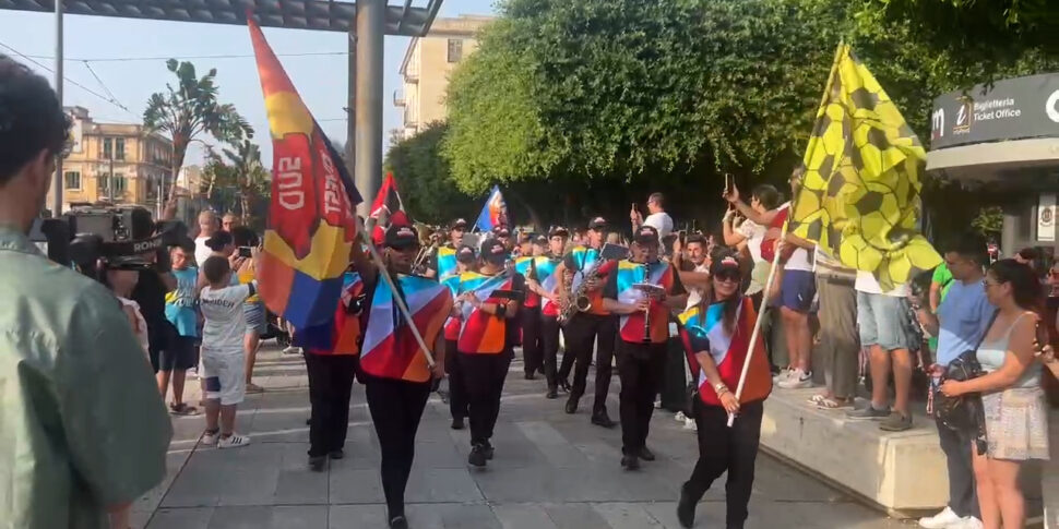 La banda musicale "Giuseppe Verdi" scelta per il concerto di Max Pezzali, colora le strade del centro città a Messina