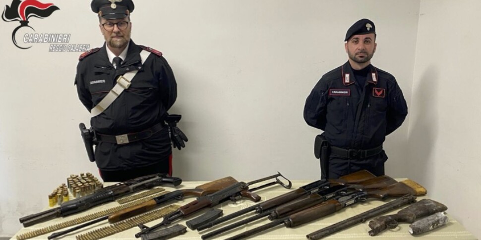 Reggio Calabria, armi da guerra nascoste in un terreno ritrovate e sequestrate dai Carabinieri