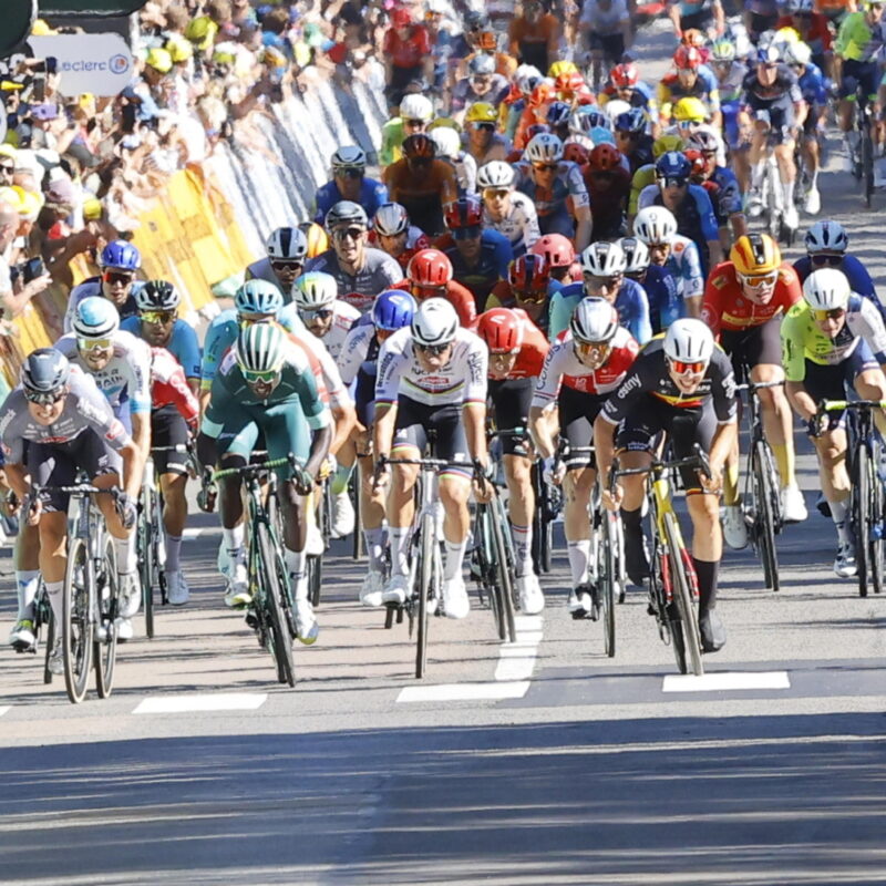 epa11457553 Dutch rider Dylan Groenewegen (R) of Team Jayco AlUla fights to cross the finish line ahead of second place Belgian rider Jasper Philipsen (2-L) of Alpecin - Deceuninck and third place green jersey Eritrean rider Biniam Girmay (3-L) of Intermarche-Wanty and win the sixth stage of the 2024 Tour de France cycling race over 163km from Macon to Dijon, France, 04 July 2024. EPA/KIM LUDBROOK