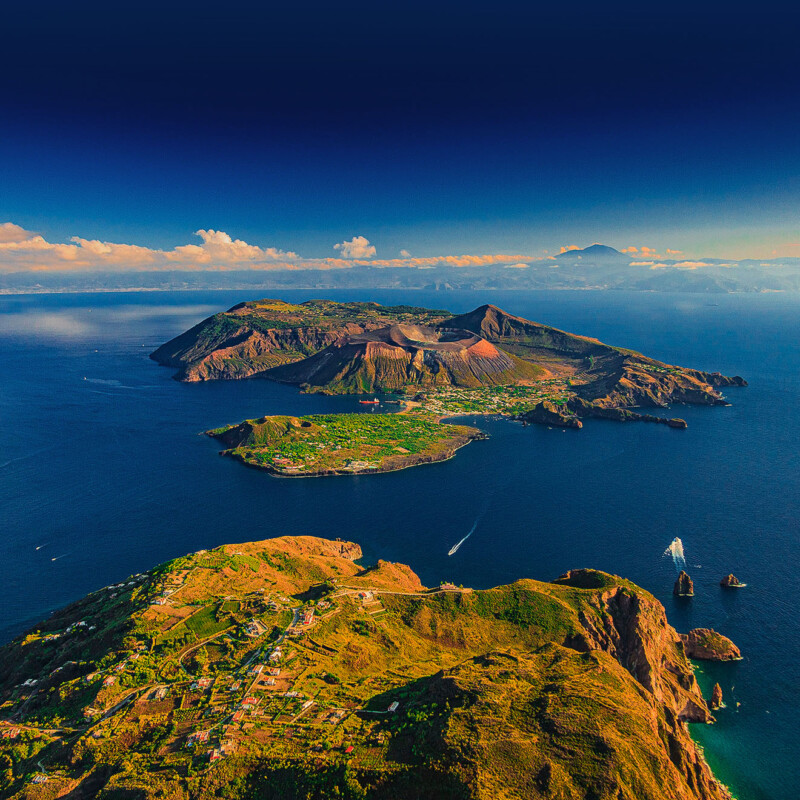 Isole Eolie, Vulcano vista da Lipari con Etna sullo sfondo