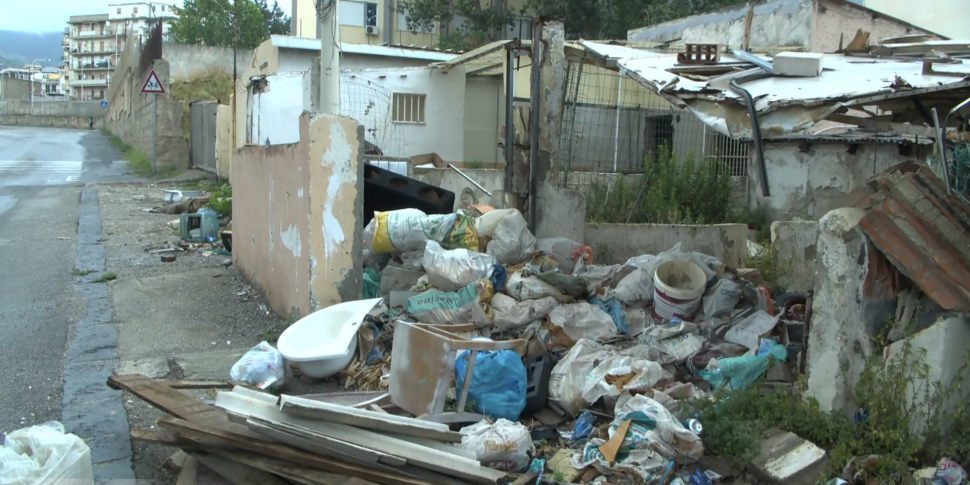 Messina, degrado e spazzatura nella baraccopoli di via Evemero a Fondo Fucile