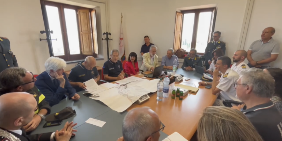 Emergenza Stromboli, sull'isola il ministro Musumeci: "I divieti non sono un capriccio, la priorità è la sicurezza delle persone"