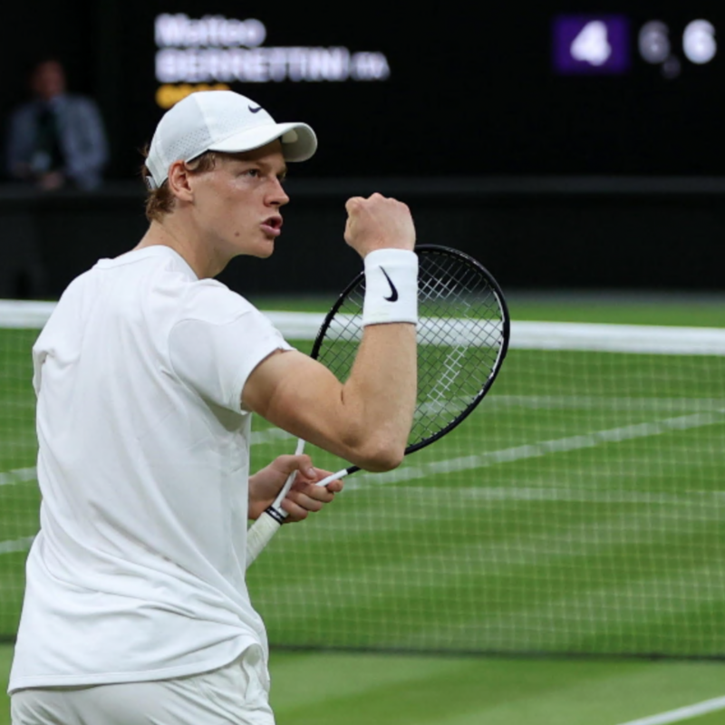 epa11455580 Jannik Sinner of Italy in action against Matteo Berrettini of Italy during the Mens Singles 2nd round match at the Wimbledon Championships, Wimbledon, Britain, 03 July 2024. EPA/ADAM VAUGHAN EDITORIAL USE ONLY