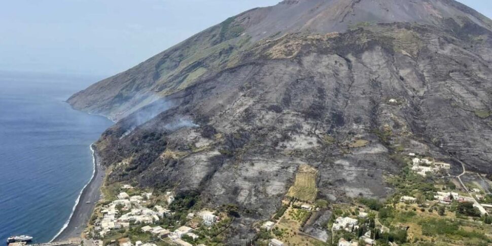 https://assets.gazzettadelsud.it/2024/07/Stromboli-incendio-970x485.jpg