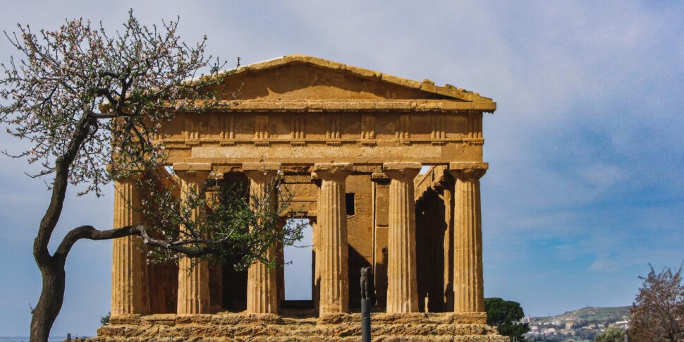 https://assets.gazzettadelsud.it/2024/07/Tempio-della-Concordia-Agrigento-970x485.jpg