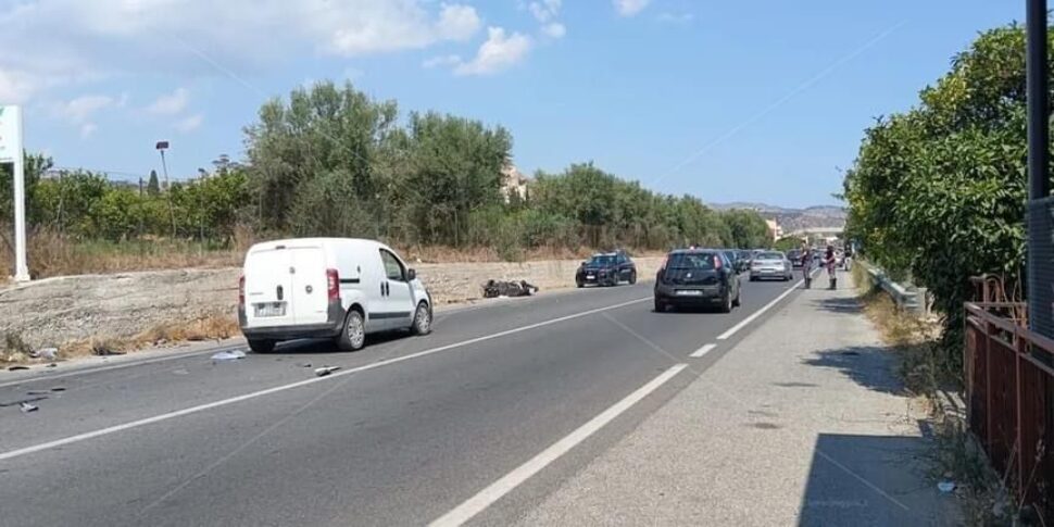 Scontro tra auto e moto sulla Statale 106 a Condofuri, muore il 51enne ...