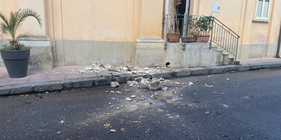 Tragedia Sfiorata A Rosarno, Cornicione Giù Dalla Matrice. Fosse Stata ...