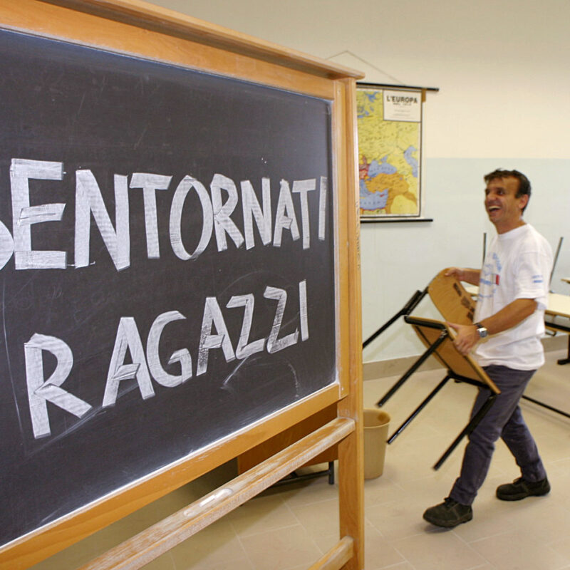 Ultimi preparativi in un'aula di una scuola romana in attesa del primo giorno delle lezioni in una foto d'archvio. Lunedi' suona la campanella in 9 regioni, ma in base all'autonomia ogni preside fissa il suo calendario. ANSA/CLAUDIO PERI