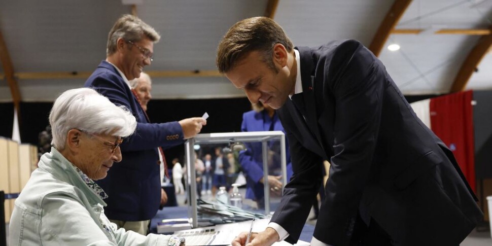 Francia al voto, Macron non crolla e punta a fare l