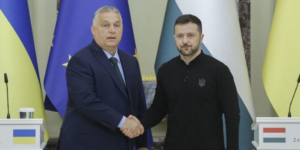 Orbán a Kiev: “Accelerare il processo per la tregua”. Zelensky: “Serve una pace giusta”