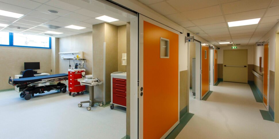 reparti in crisi all ospedale di cosenza i sindacati chiedono assunzioni e unit224 basta soluzioni tampone