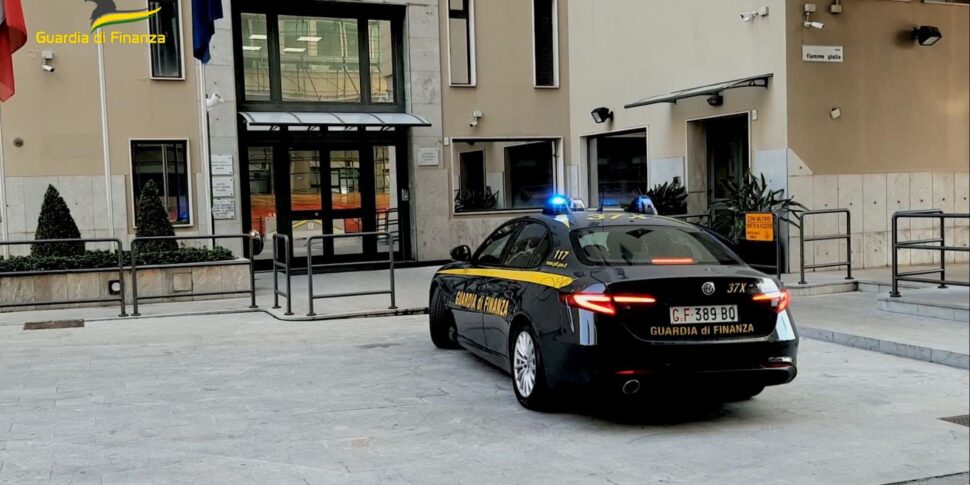 Pusher travestiti da rider, scoperto maxi spaccio a Palermo: otto le persone fermate Pusher travestiti da rider, scoperto maxi spaccio a Palermo: otto le persone fermate