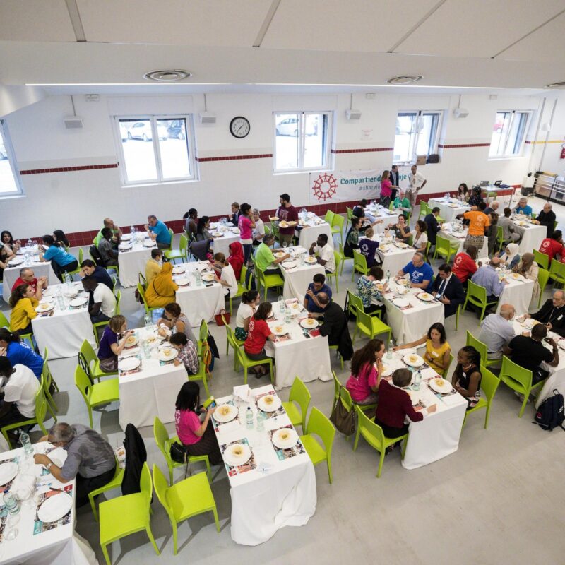 Un momento del pranzo "Il pasto dell'incontro" per migranti, rifugiati organizzato presso la mensa San Giovanni Paolo II della Caritas diocesana di via Marsala, Roma, 19 giugno 2018. ANSA/ANGELO CARCONI