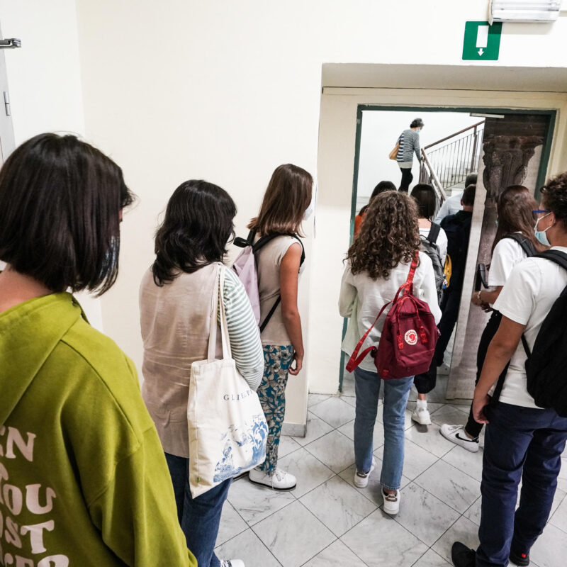 Rientro in classe per gli studenti del liceo classico Massimo D'Azeglio dopo la pausa estiva a Torino, 13 settembre 2021. ANSA/TINO ROMANO