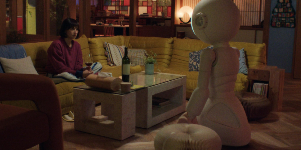 «Sunny»: una dark comedy sull’amicizia tra una donna e un... robot su Apple Tv+