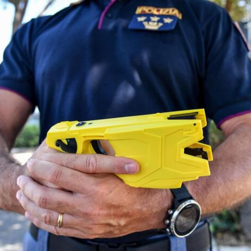 Un agente di polizia tiene impugna un taser nel Centro Nazionale di specializzazione e perfezionamento nel tiro, dove si svolge laddestramento degli operatori di Polizia alluso del taser