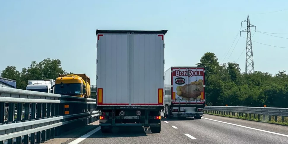 Autotreno si schianta sulla A21: camionista perde la vita