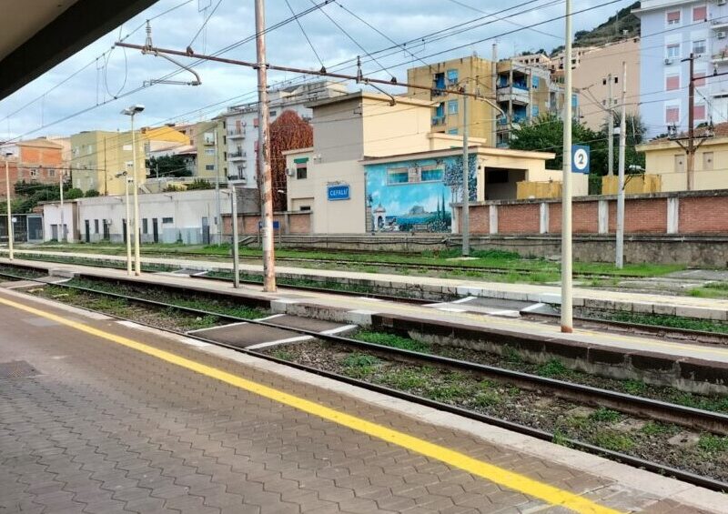 Un treno Blues alla stazione di Reggio Calabria