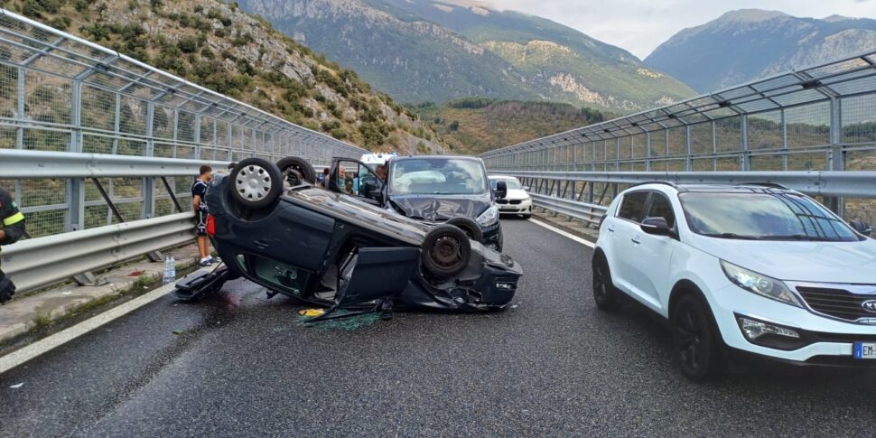 Paura Sull'A2, Tre Auto Coinvolte In Un Incidente: Un Mezzo Si Ribalta ...