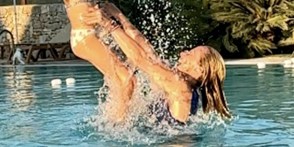 Meloni e il post di Ferragosto in piscina: “Siate felici con le vostre famiglie”