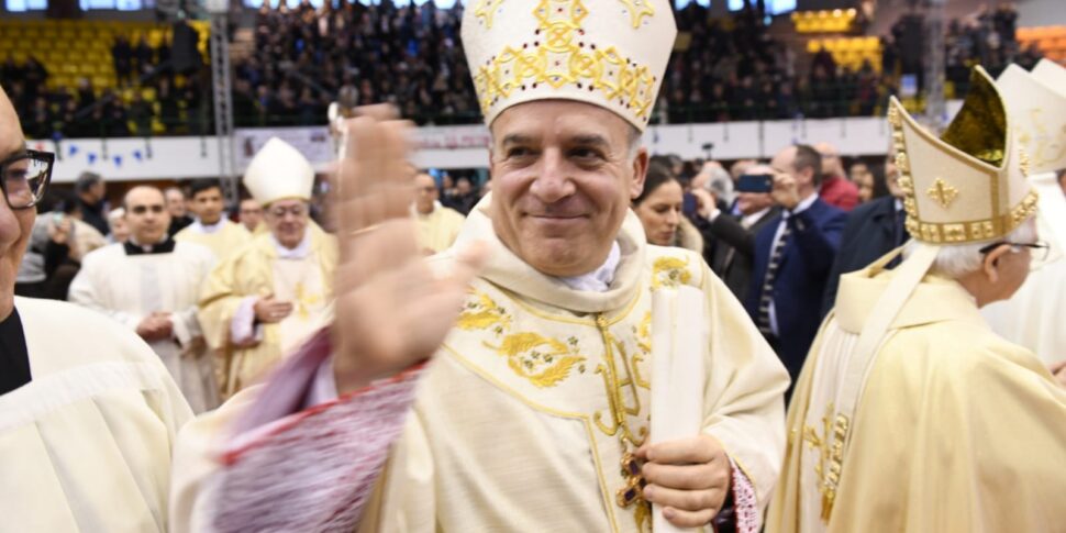 Lecce, Angelo Raffaele Panzetta è il nuovo vescovo di Lecce: Papa Leone ha accettato la rinuncia di Seccia Lecce, Angelo Raffaele Panzetta è il nuovo vescovo di Lecce: Papa Leone ha accettato la rinuncia di Seccia