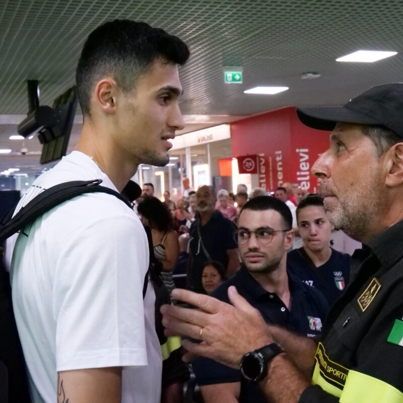 Simone Alessio (S), medaglia di bronzo nel taekwondo alle Olimpiadi di Parigi 2024, al suo arrivo all'aeroporto di Fiumicino, 12 agosto 2024 ANSA / TELENEWS