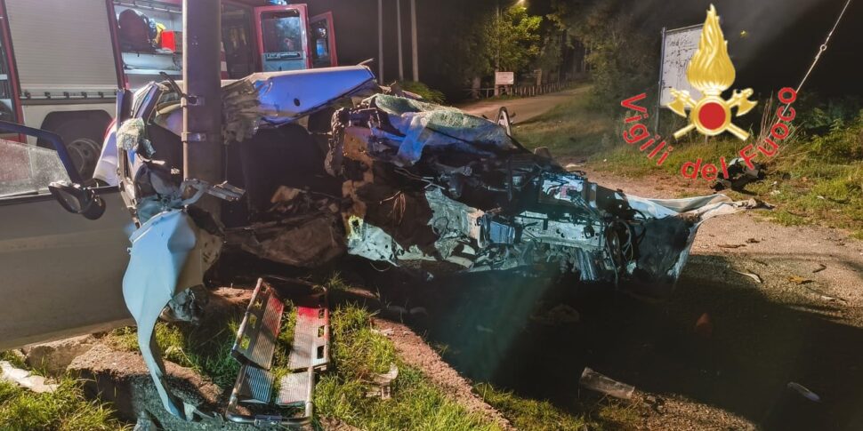 Palmi, auto si schianta nella notte contro un palo della luce: tre ...