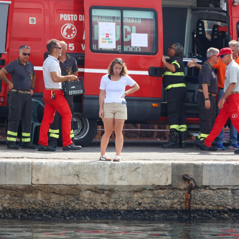 L'attesa sulla banchina mentre è stato recuperato e portato a terra dai sommozzatori dei vigili del fuoco il corpo senza vita del quinto disperso nel naufragio del Bayesian, Mike Lynch, 22 agosto 2024 Palermo. ANSA/IGOR PETYX-- The wait on the dock while the lifeless body of Mike Lynch, the fifth person missing in the Bayesian shipwreck was recovered and brought ashore by fire brigade divers, 22 August 2024 Palermo. ANSA/IGOR PETYX