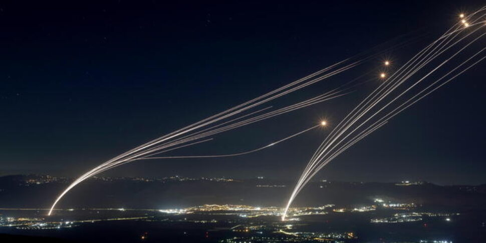 Lanciati Decine Di Razzi Dal Libano Sul Nord Di Israele. Hezbollah ...