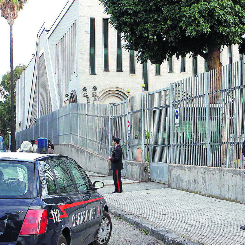 20090107 REGGIO CALABRIA CLJ -ORDIGNO A REGGIO CALABRIA:INVESTIGATORI,3 PETARDI DI CARTONE.L'aula Bunker di Reggio Calabria dove e' stato trovato l' ordigno (bomba) che ha provocato allarme. L'oggetto trovato stamani davanti all'aula bunker era composto da tre raudi legati insieme e collegati con una miccia. E' quanto hanno accertato i carabinieri del Comando provinciale di Reggio chestanno conducendo le indagini. FOTO ANSA/FRANCO CUFARI /ANSA /JI