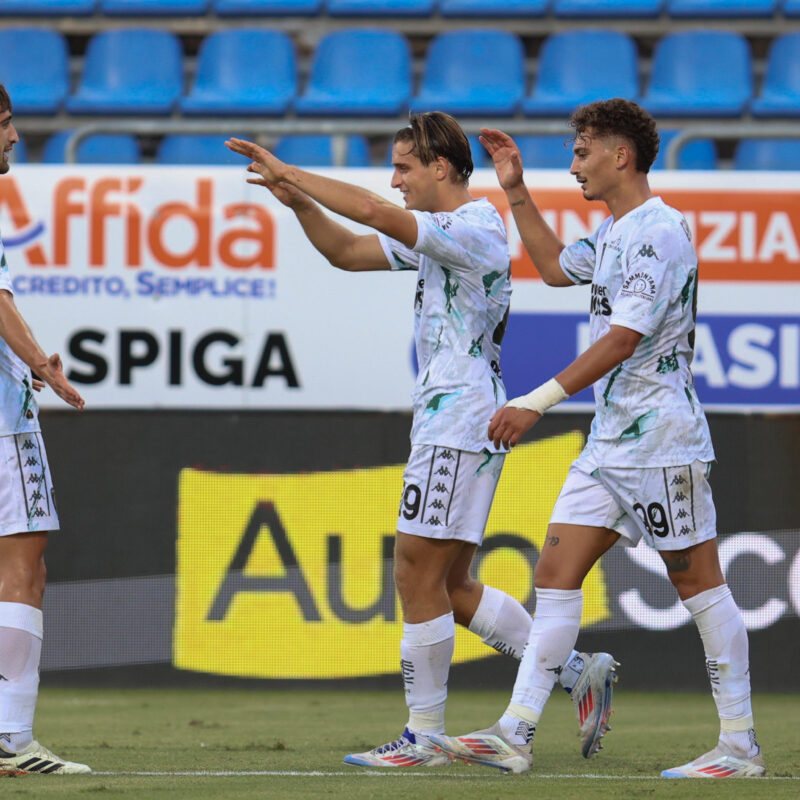 Empoli's players jubilates after scoring the goal 0-1 of Lorenzo Colombo during the Italian Serie A soccer match Cagliari calcio vs Empoli FC at the Unipol domus in Cagliari, Italy,20 September 2024 ANSA/FABIO MURRU