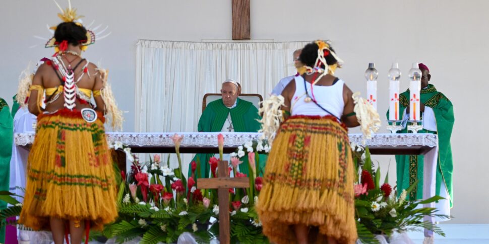 Il  Papa in Nuova Guinea: pace per le Nazioni e anche per il creato