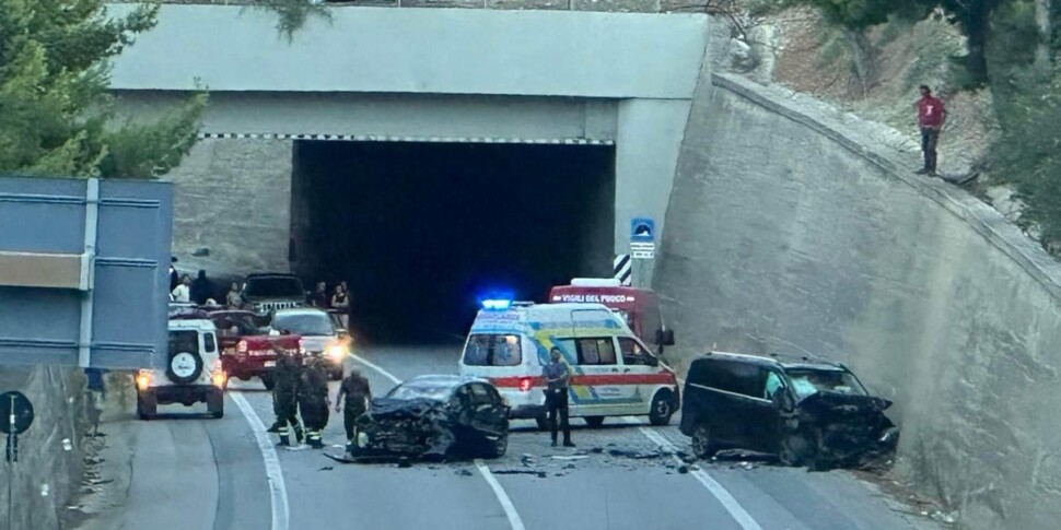 Violento scontro auto-furgone sulla Statale 106 a Trebisacce: giovane ...