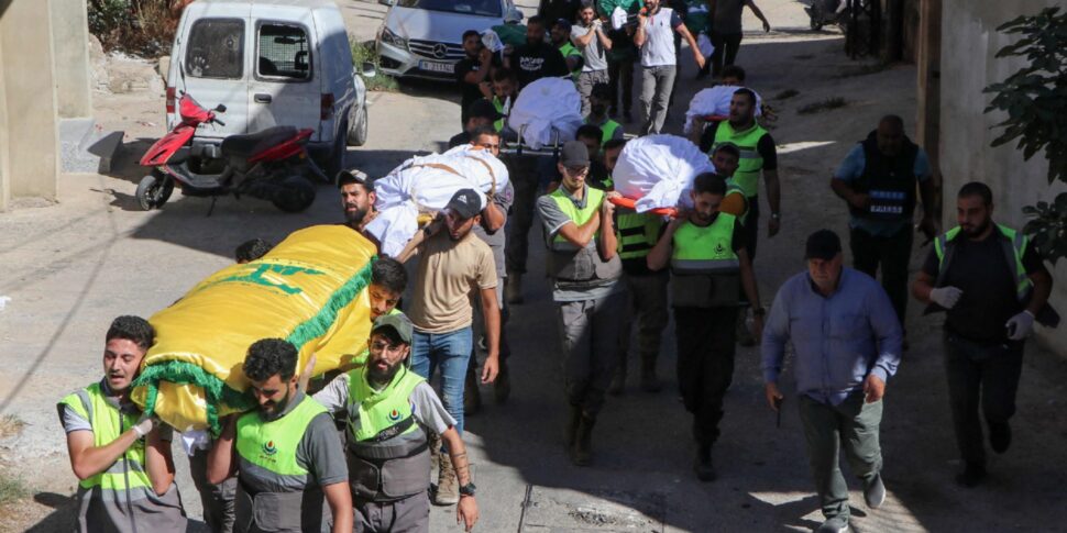 https://assets.gazzettadelsud.it/2024/09/Mourners-carry-the-bodies-of-members-of-the-same-family-who-were-killed-during-an-Israeli-airstrike-that-targeted-the-southern-Lebanese-village-of-Jbal-el-Botm-970x485.jpg