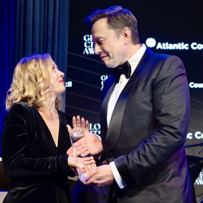 La premier Giorgia Meloni riceve alla Ziegfeld Ballroom di New York il 'Global Citizen Award 2024' dell'Atlantic Council da Elon Musk "per il suo ruolo pionieristico di prima donna capo di governo in Italia, il suo forte sostegno all'Unione Europea e all'alleanza transatlantica nonché per la sua presidenza del G7 nel 2024", 24 settembre 2024. ANSA/FILIPPO ATTILI/US PALAZZO CHIGI +++ NPK +++ NO SALES, EDITORIAL USE ONLY +++