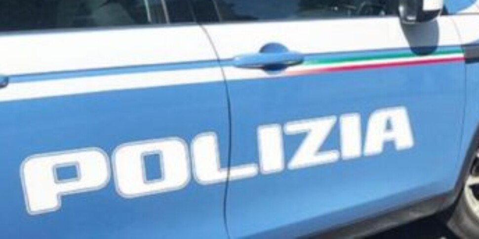 Roma, a 9 anni vive in mezzo alla droga e ai rifiuti, salvata dagli agenti. Arrestati il padre e un amico Roma, a 9 anni vive in mezzo alla droga e ai rifiuti, salvata dagli agenti. Arrestati il padre e un amico