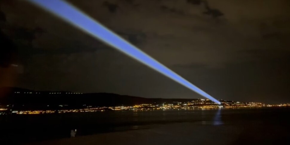 Un ponte di luce tra Villa e Messina: il video della suggestiva installazione realizzata per la Biennale dello Stretto