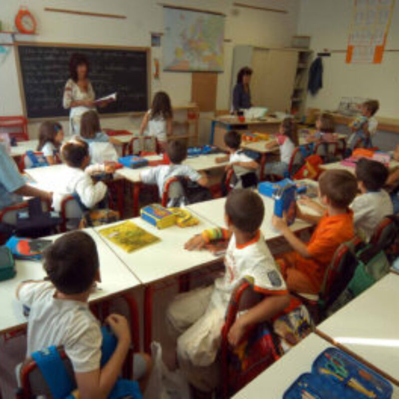 Studenti in aula in una scuola elementare, in una immagine d'archivio. Entro 120 giorni il ministero dell'Istruzione e il ministero dell'Economia doranno emanare il Piano generale di edilizia scolastica. L'ordine arriva dal Tar del Lazio che ha accolto una class action proposta dal Codacons contro le cosiddette 'classi-pollaio', ovvero quelle aule scolastiche nelle quali il numero di alunni, attorno ai 35-40, supera i limiti fissati dalla legge. ANSA/LUCA CASTELLANI