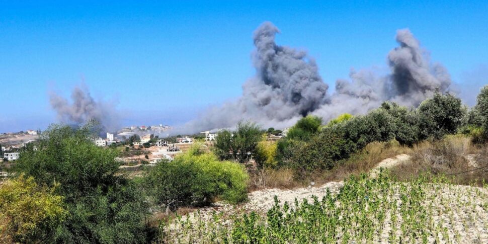 https://assets.gazzettadelsud.it/2024/09/Smoke-rises-over-the-site-of-an-Israeli-airstrike-that-targeted-the-southern-Lebanese-village-of-Siddiqin-on-September-26-2024-970x485.jpg