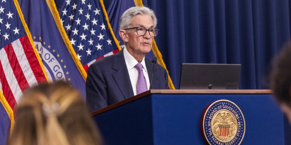 https://assets.gazzettadelsud.it/2024/09/US-Federal-Reserve-Board-Chairman-Jerome-Powell-delivers-remarks-after-the-Fed-cut-its-benchmark-interest-rate-half-point-following-its-two-day-conference-at-the-Federal-Reserve-in-Washington-970x485.jpg