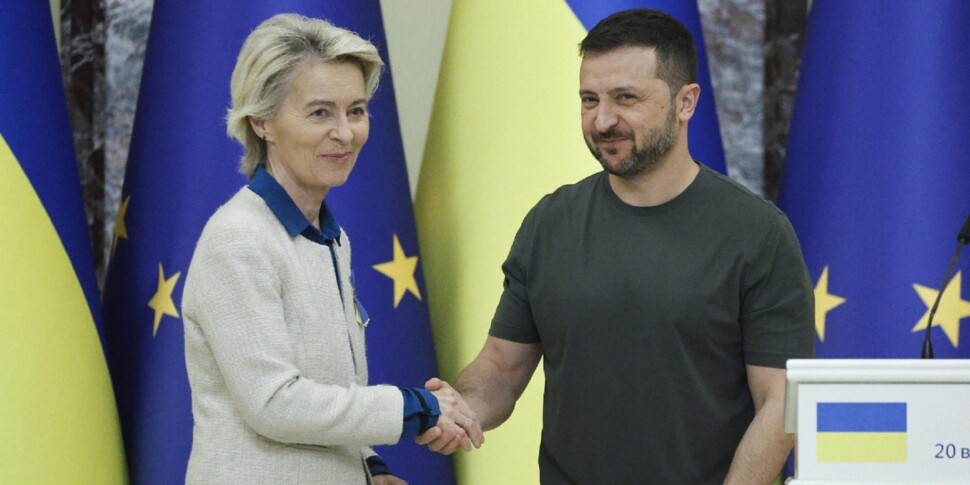 https://assets.gazzettadelsud.it/2024/09/Ukrainian-President-Volodymyr-Zelensky-R-and-European-Commission-President-Ursula-Von-der-Leyen-970x485-1726846277.jpg