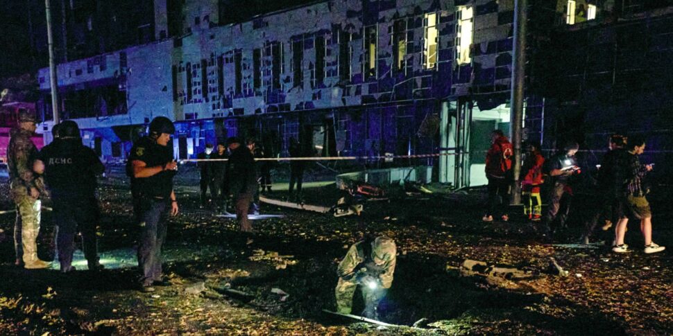 https://assets.gazzettadelsud.it/2024/09/Ukrainian-rescuers-and-experts-work-at-the-site-of-a-shelling-in-Kharkiv-Ukraine-970x485.jpg