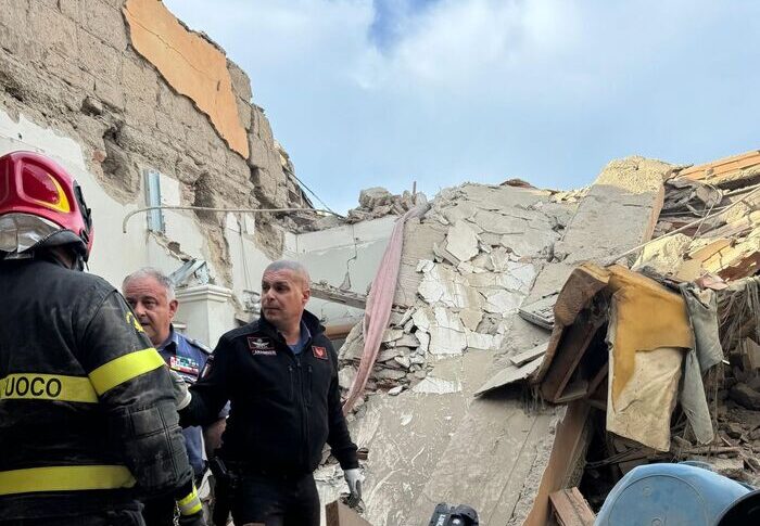 Tragedia a Saviano, esplode una bombola e crolla una palazzina: due bambini e la nonna estratti morti dalle macerie. Estratti vivi padre e figlio, dispersa la madre