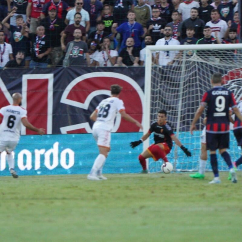 Il Crotone ritrova il sorriso dopo due ko consecutivi: i pitagorici battono il Messina 2-0