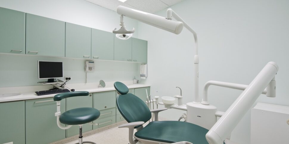 https://assets.gazzettadelsud.it/2024/09/dentista-studio-dentistico-970x485.jpg