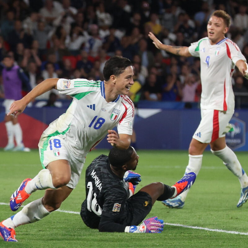 epa11590334 Giacomo Raspadori (L) of Italy celebrates after scoring the 1-3 goal during the UEFA Nations League group B soccer match between France and Italy in Paris, France, 06 September 2024. EPA/MOHAMMED BADRA