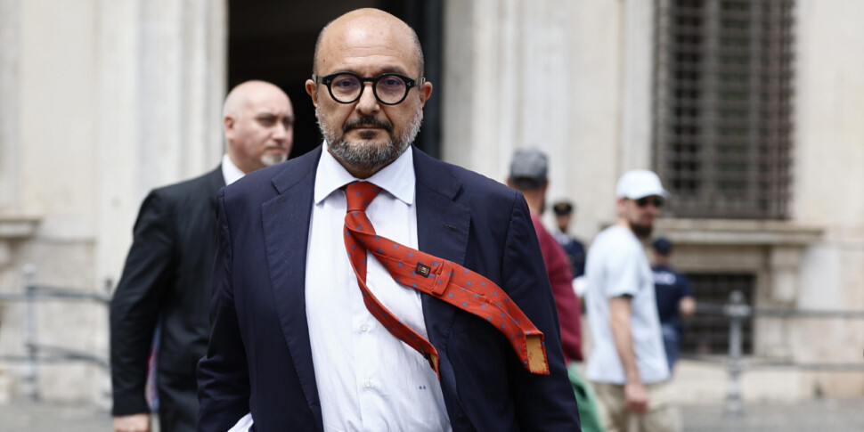 Gennaro Sangiuliano si è dimesso, lettera alla Meloni: "Ti ringrazio per avermi difeso con decisione. Mai un euro del Ministero speso per attività improprie"