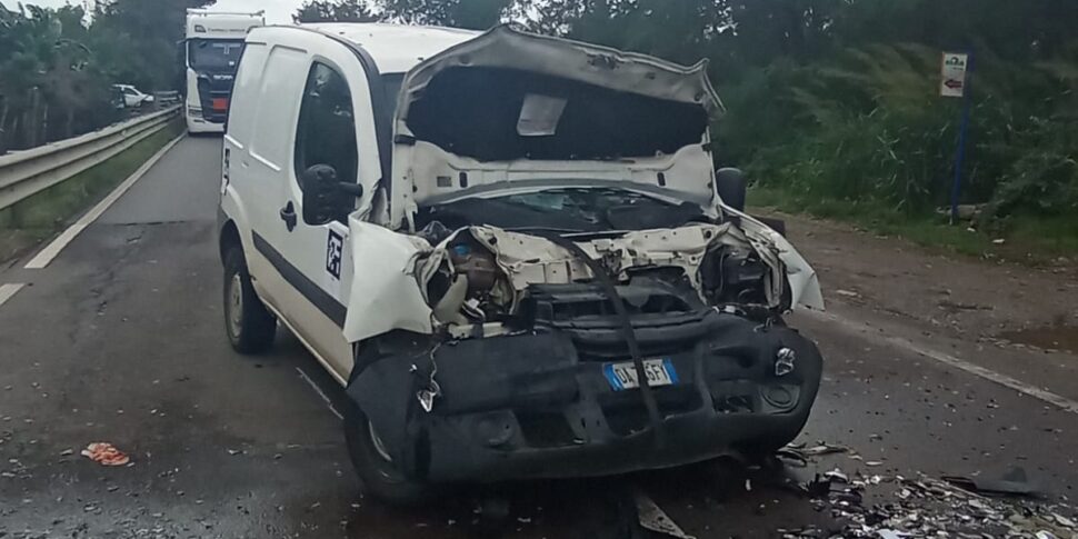 Lamezia Terme, scontro frontale sulla statale 18: due feriti gravi ...